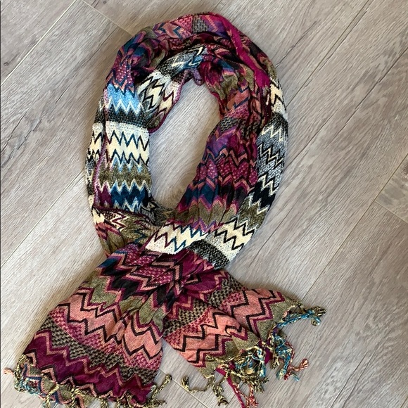 Multicolored zigzag pattern long scarf - Picture 4 of 5